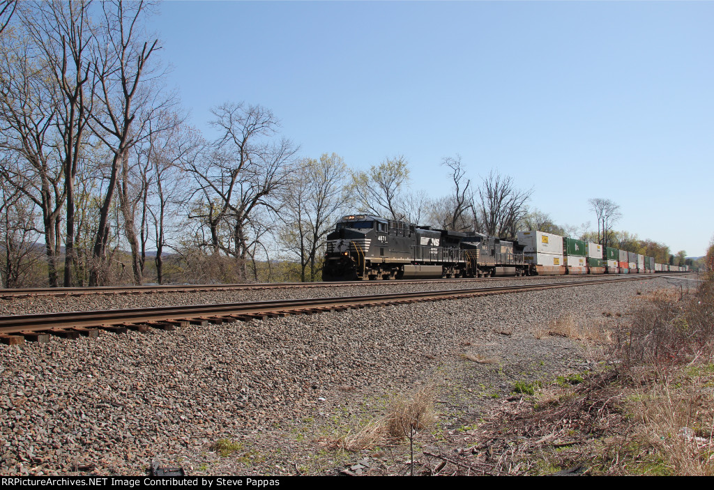 NS 4871 and 9915 take train 23V through Cove PA